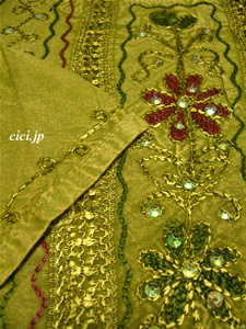 インドの民族衣装／クルティ／刺繍とスパンコール